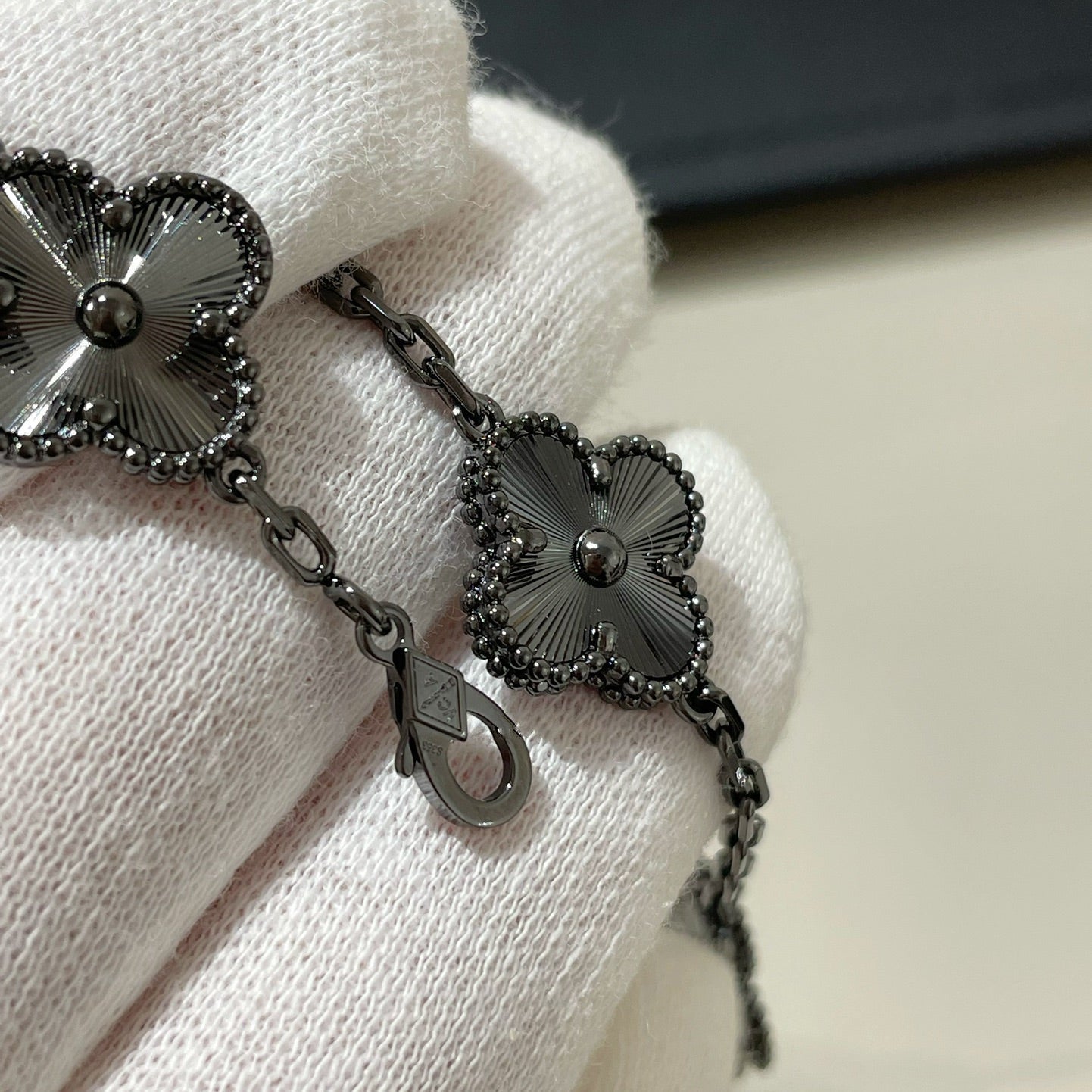 [vivabelle]CLOVER 5 MOTIV SCHWARZES ARMBAND 