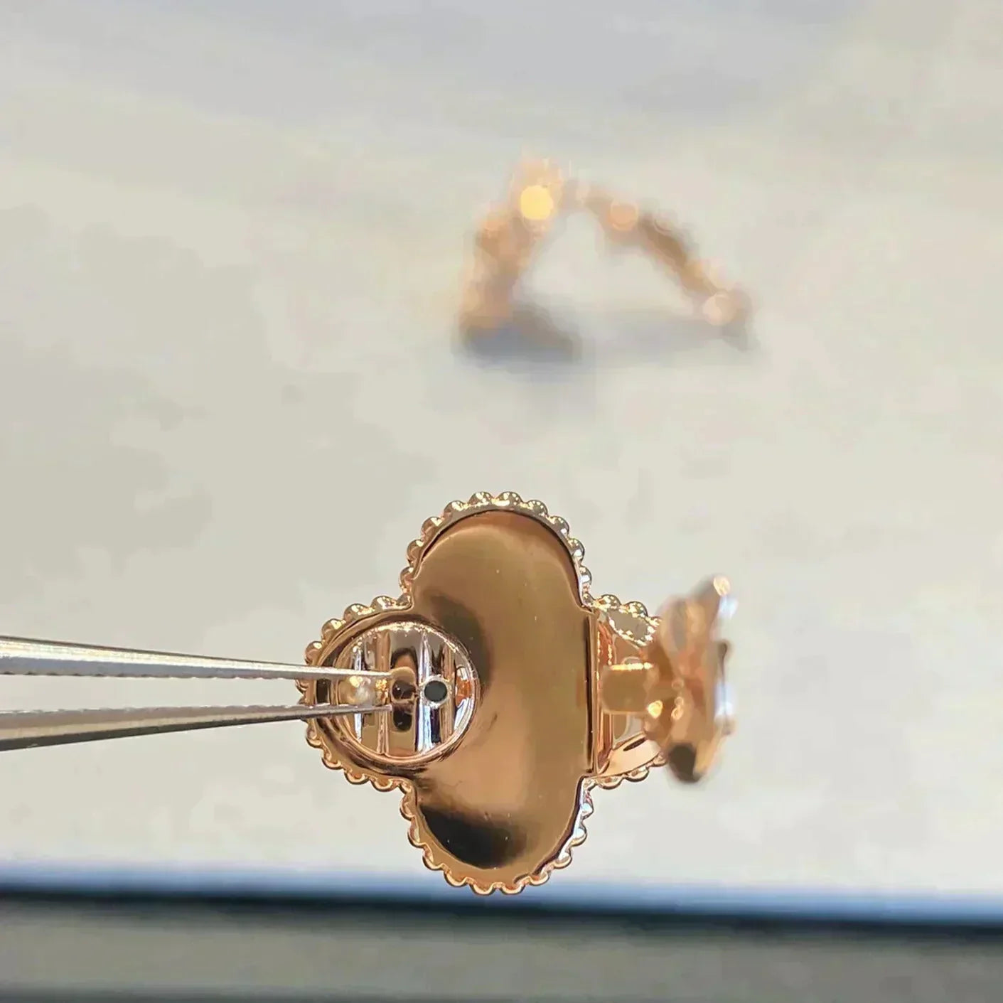 [vivabelle]CLOVER MEDIUM 1 MOTIFS GRAY MOP  DIAMOND EARRINGS