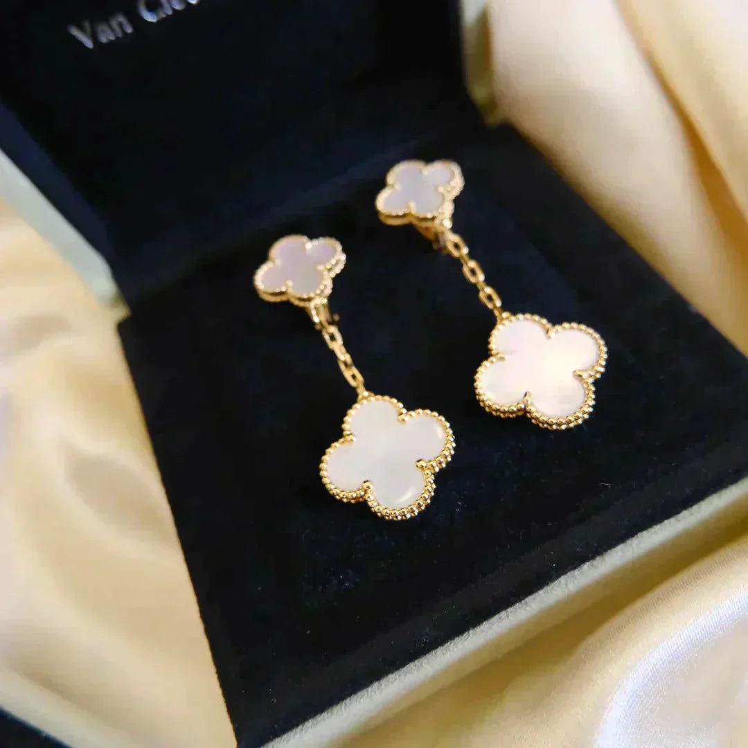 [vivabelle]CLOVER 2 MOTIF WHITE MOP EARRINGS