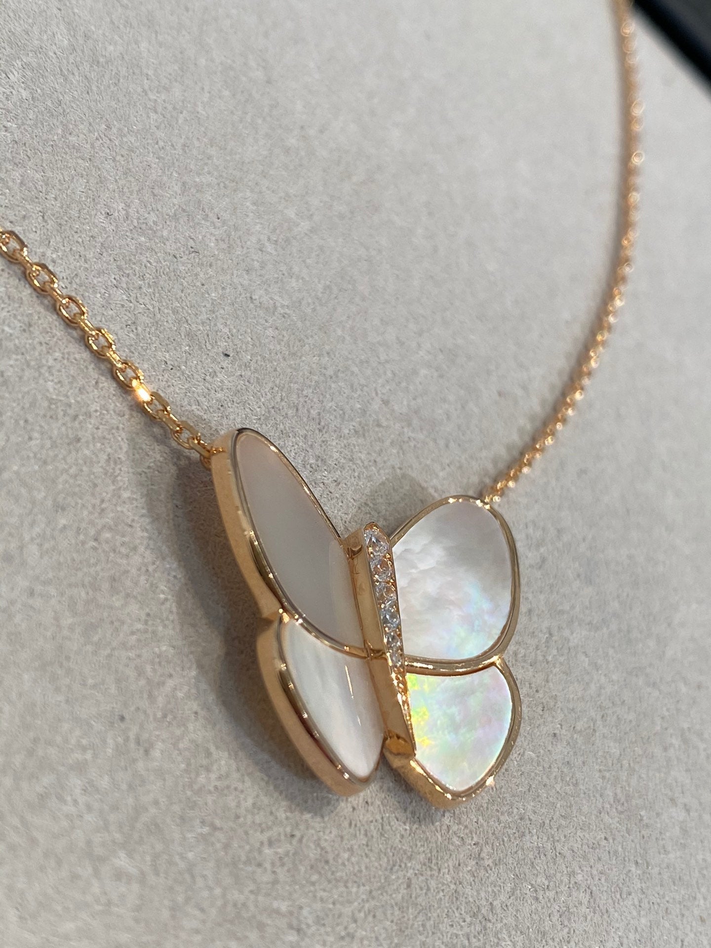 [vivabelle]BUTTERFLY GOLD MOP DIAMOND NECKLACE