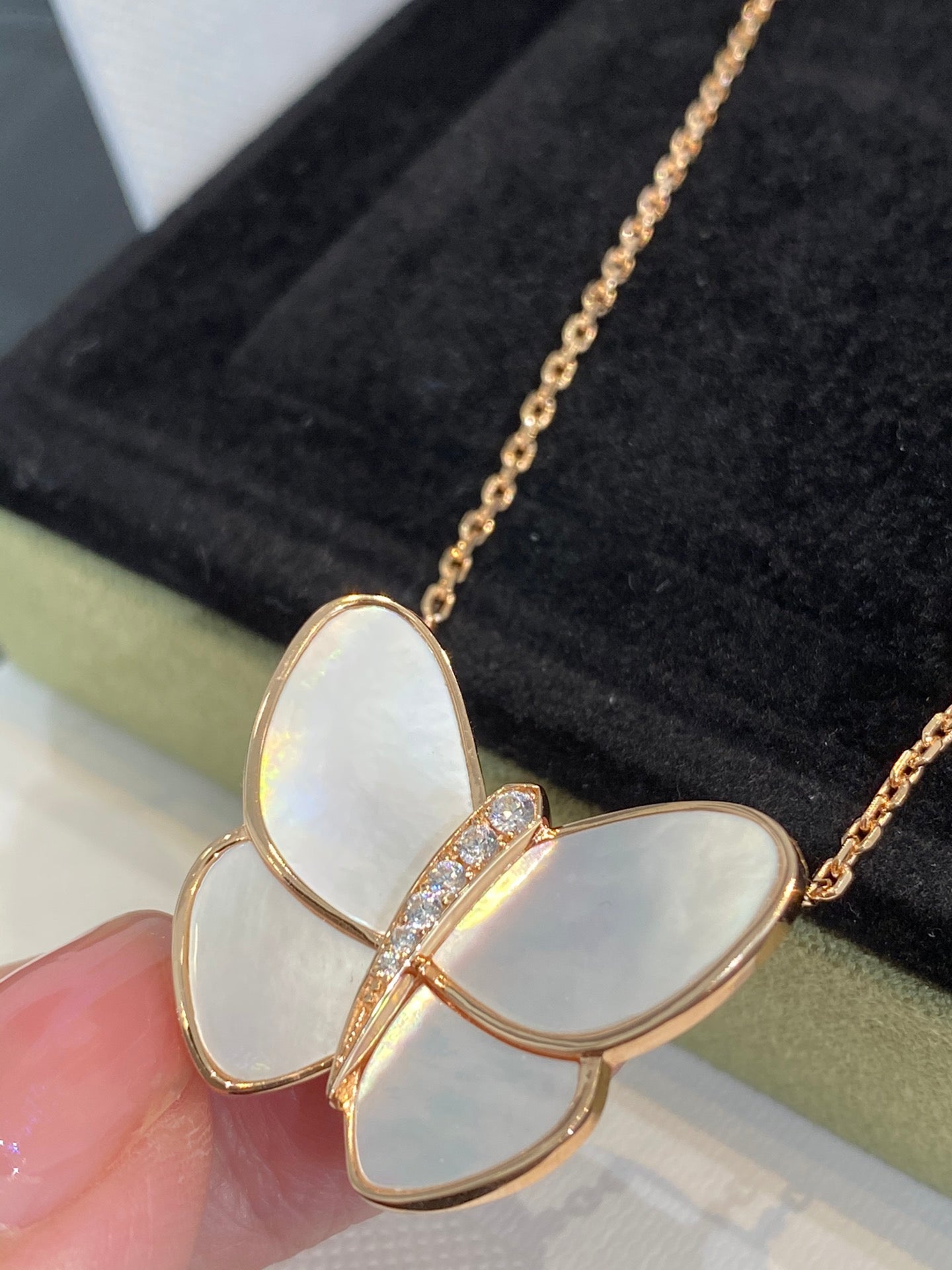 [vivabelle]BUTTERFLY GOLD MOP DIAMOND NECKLACE