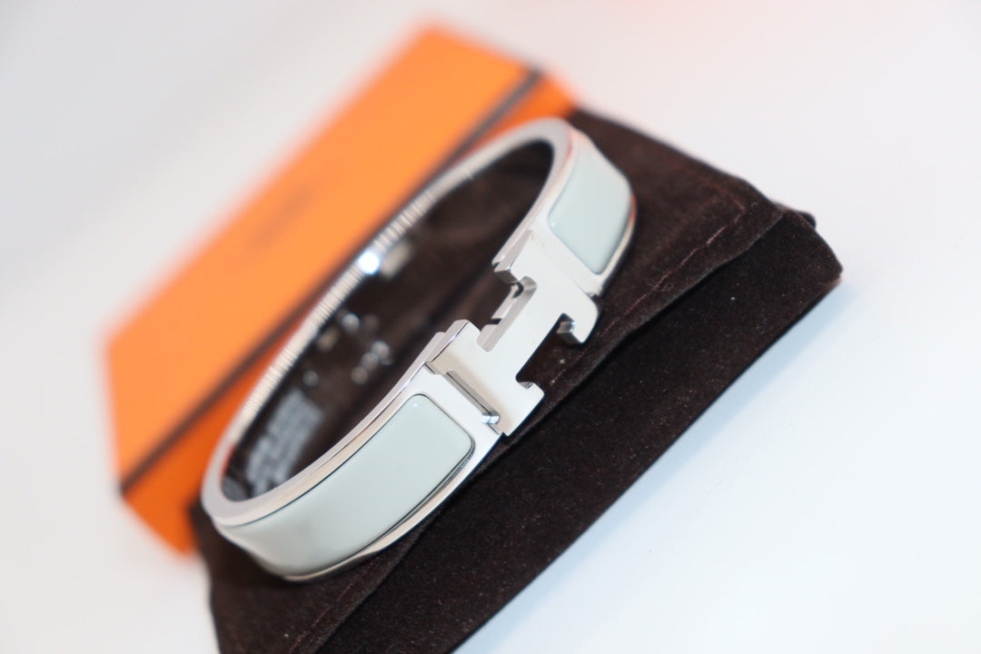 [vivabelle]H LIGHT BLUE BRACELET