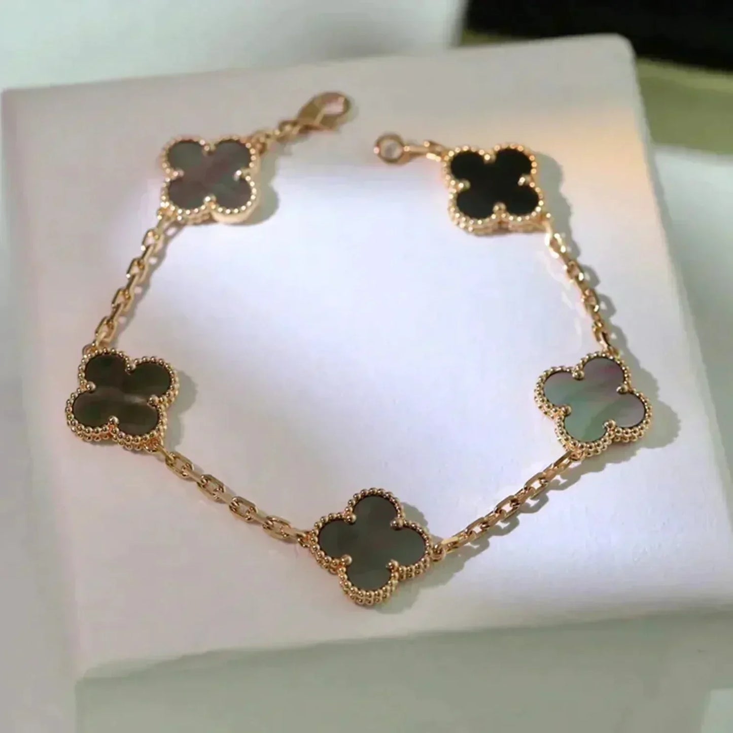 [vivabelle]CLOVER 5 MOTIF GRAY MOP  BRACELET