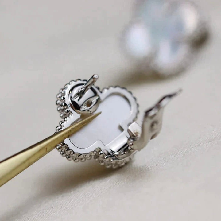 [vivabelle]CLOVER MEDIUM 1 MOTIFS  WHITE MOP EARRINGS SILVER