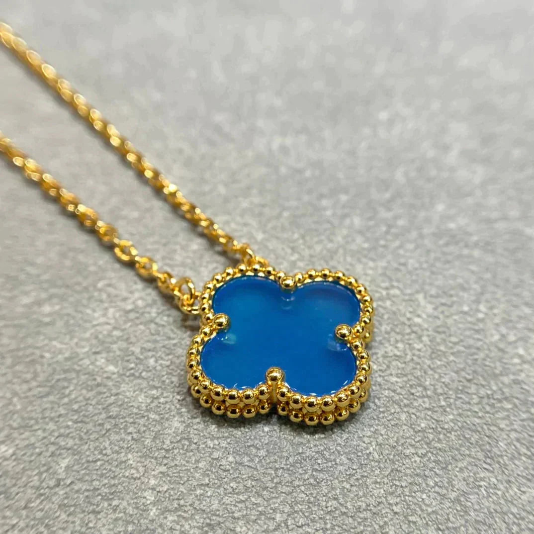 [vivabelle]CLOVER 15MM BLUE AGATE NECKLACE