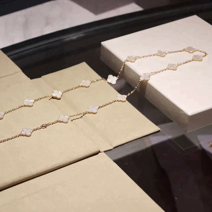 [vivabelle]CLOVER 20 MOTIFS WHITE MOP NECKLACE