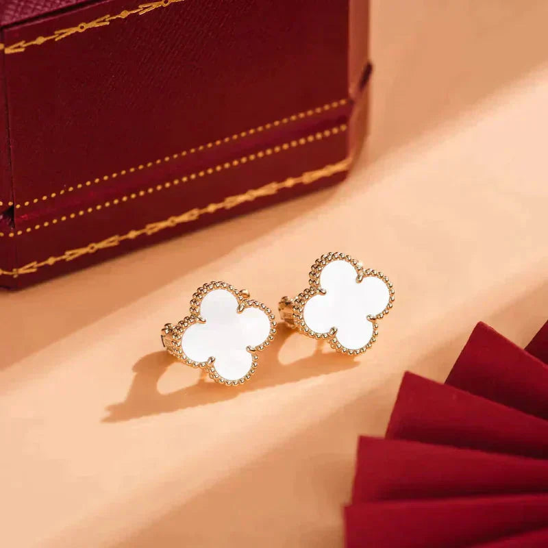 [vivabelle]CLOVER MEDIUM 1 MOTIFS  WHITE MOP STUD EARRINGS