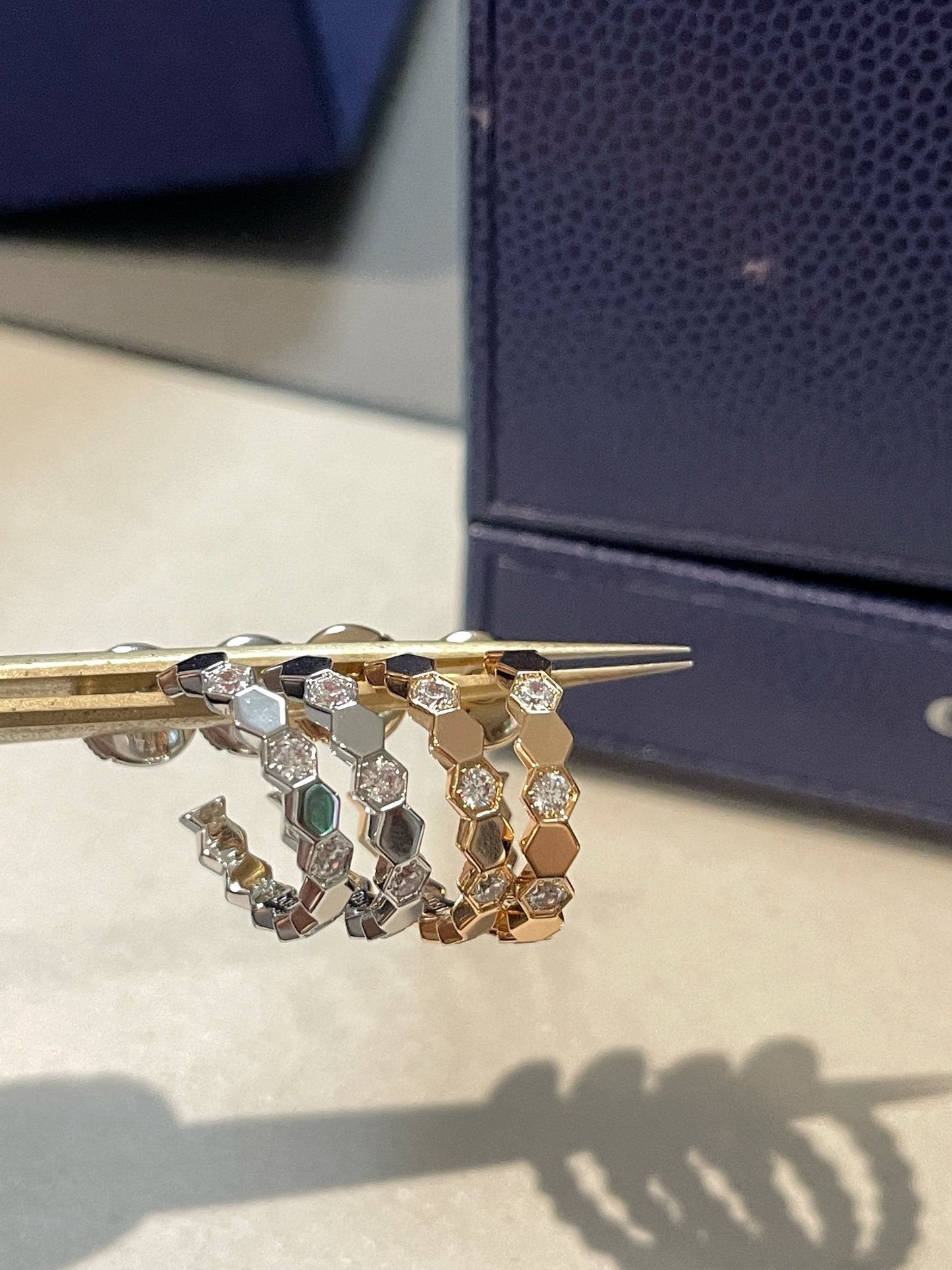 [vivabelle]Ring in Form eines vierblättrigen Kleeblatts mit hohlem Design