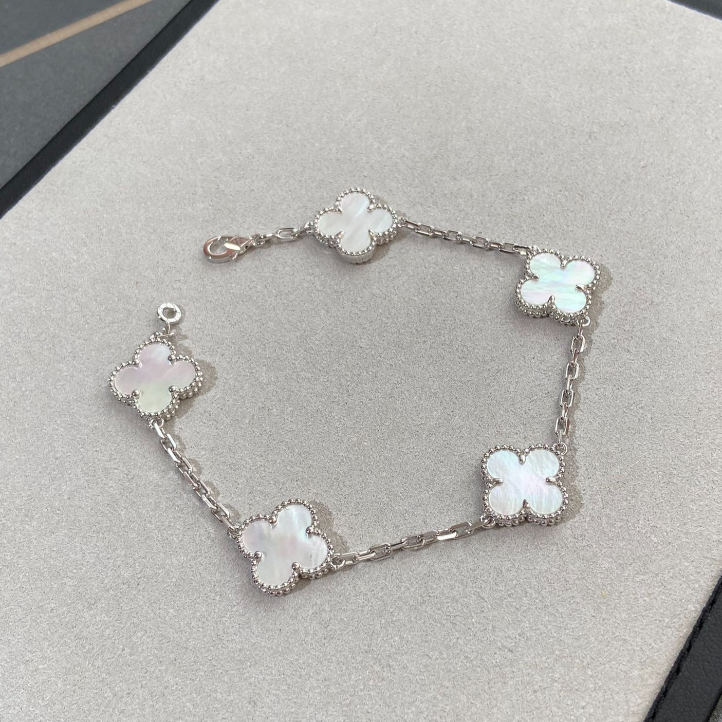 [vivabelle]CLOVER SILVER MOP 5 MOTIF BRACELET