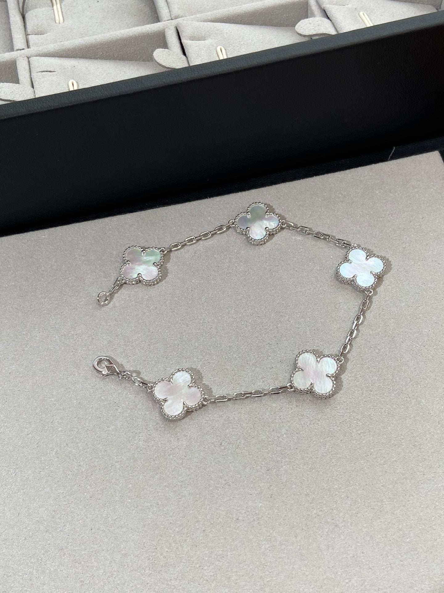 [vivabelle]CLOVER SILVER MOP 5 MOTIF BRACELET