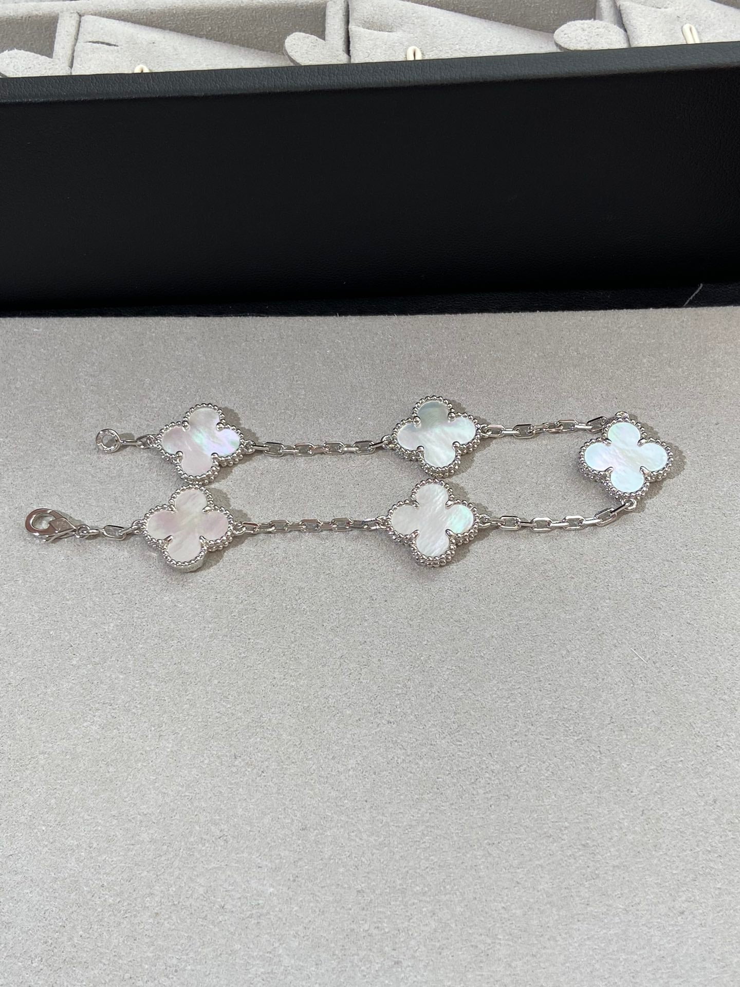[vivabelle]CLOVER SILVER MOP 5 MOTIF BRACELET