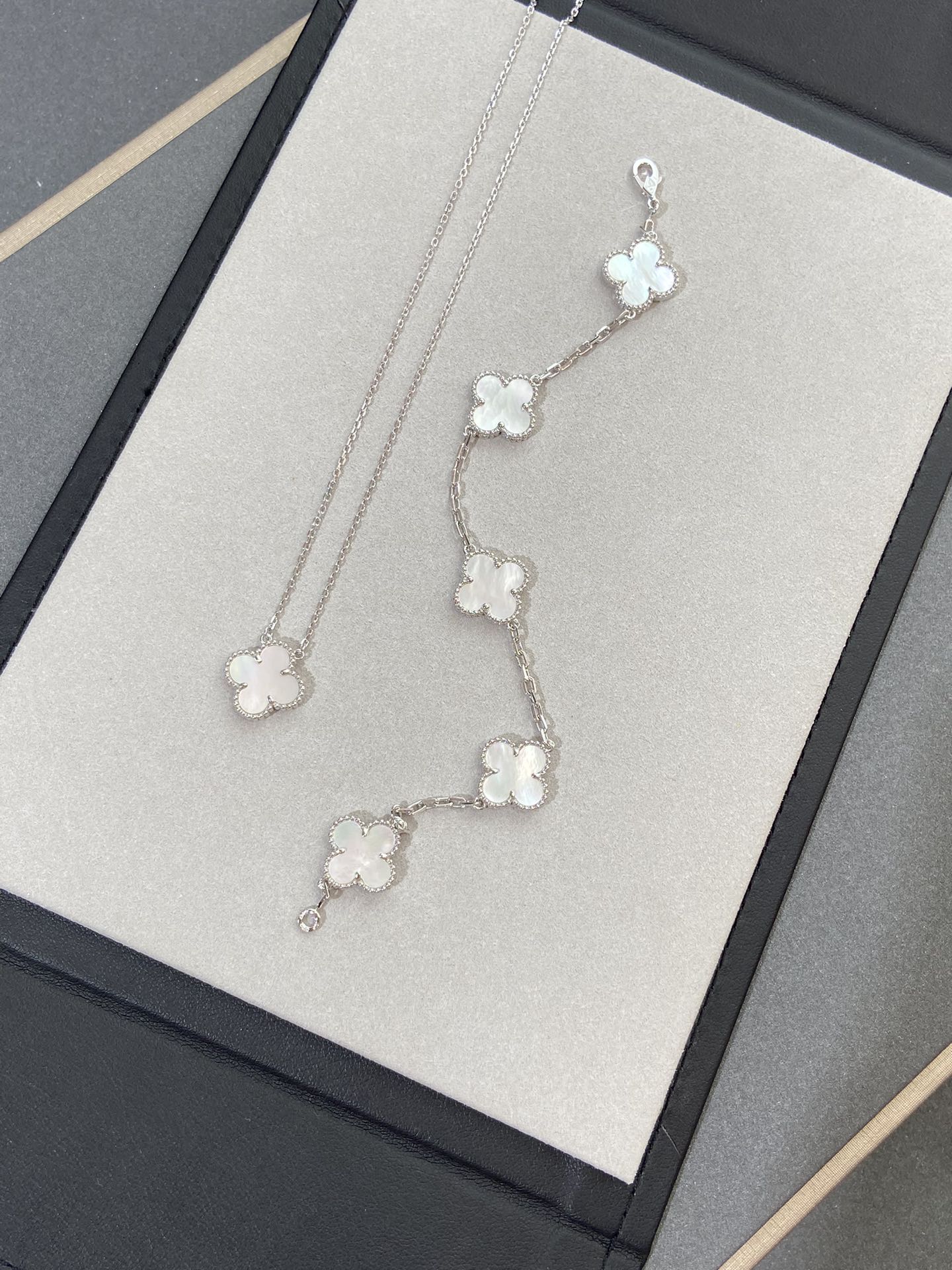 [vivabelle]CLOVER SILVER MOP 5 MOTIF BRACELET
