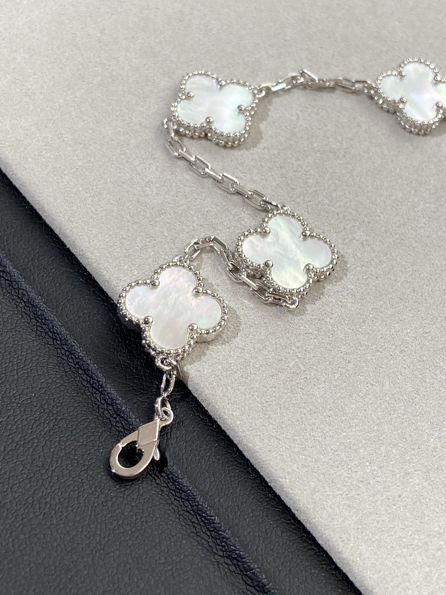 [vivabelle]CLOVER SILVER MOP 5 MOTIF BRACELET