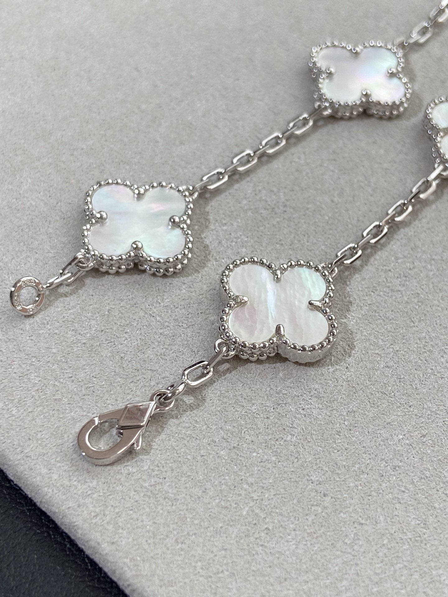 [vivabelle]CLOVER SILVER MOP 5 MOTIF BRACELET