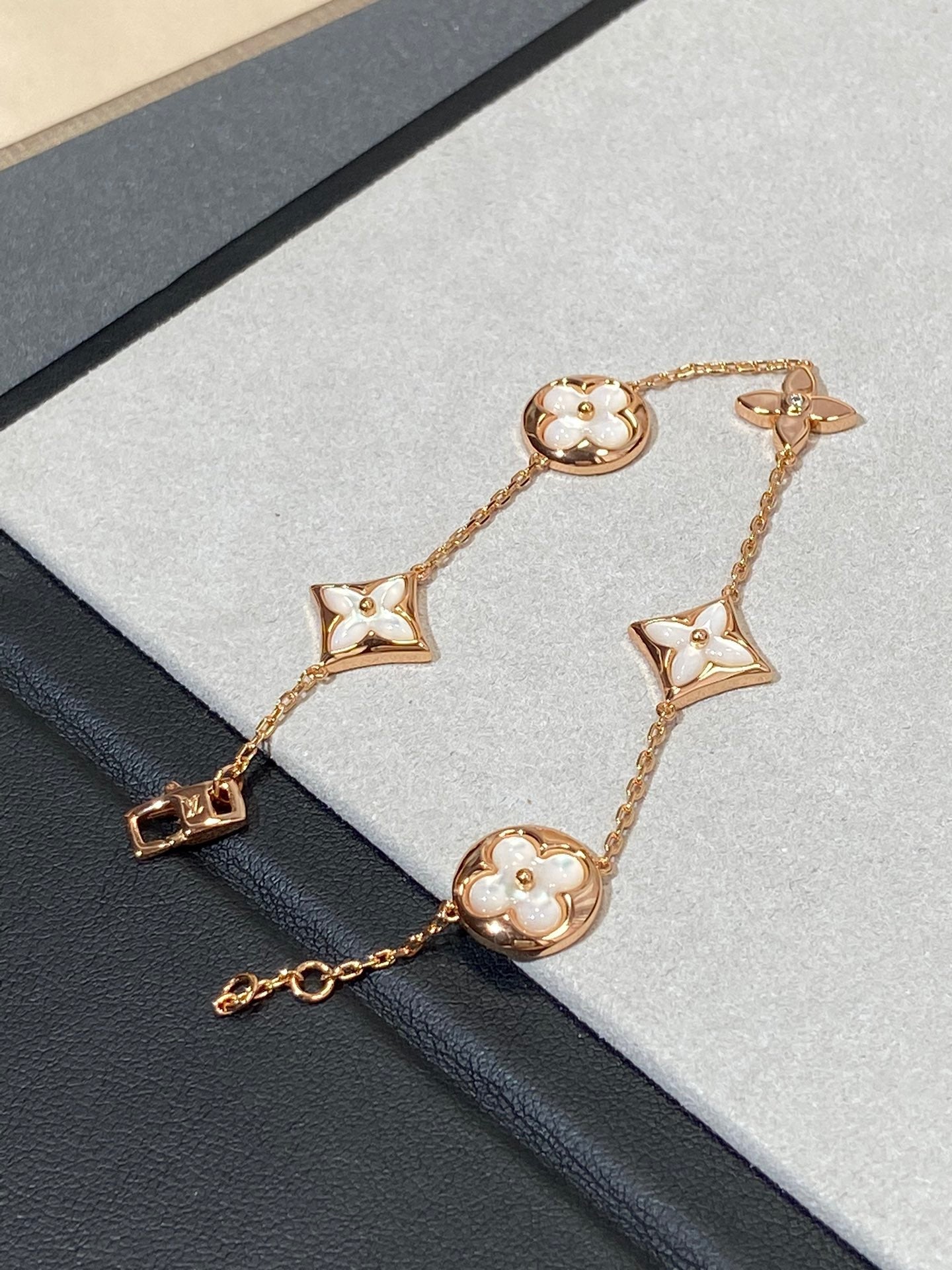 [vivabelle]STAR AND SUN 5 MOTIF MOP PINK GOLD BRACELET