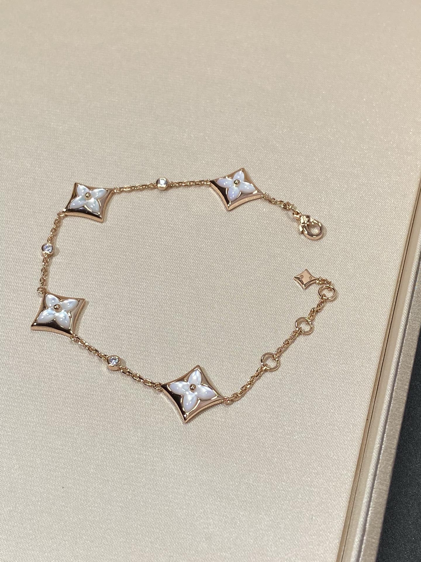 [vivabelle]STAR 4 MOTIF MOP DIAMOND PINK GOLD BRACELET
