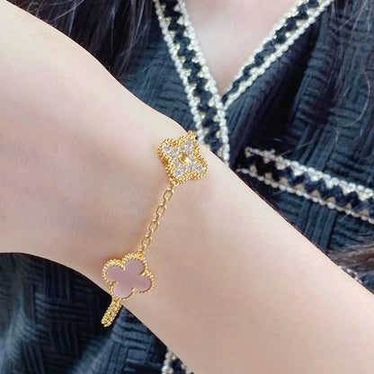 [vivabelle] Armband mit Kleeblatt-Motiv und 5 Diamanten in Rosa und Perlmutt-Rotgold