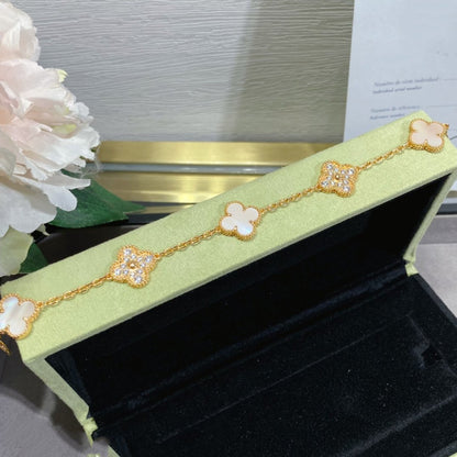[vivabelle] Armband mit Kleeblatt-Motiv und 5 Diamanten in Rosa und Perlmutt-Rotgold