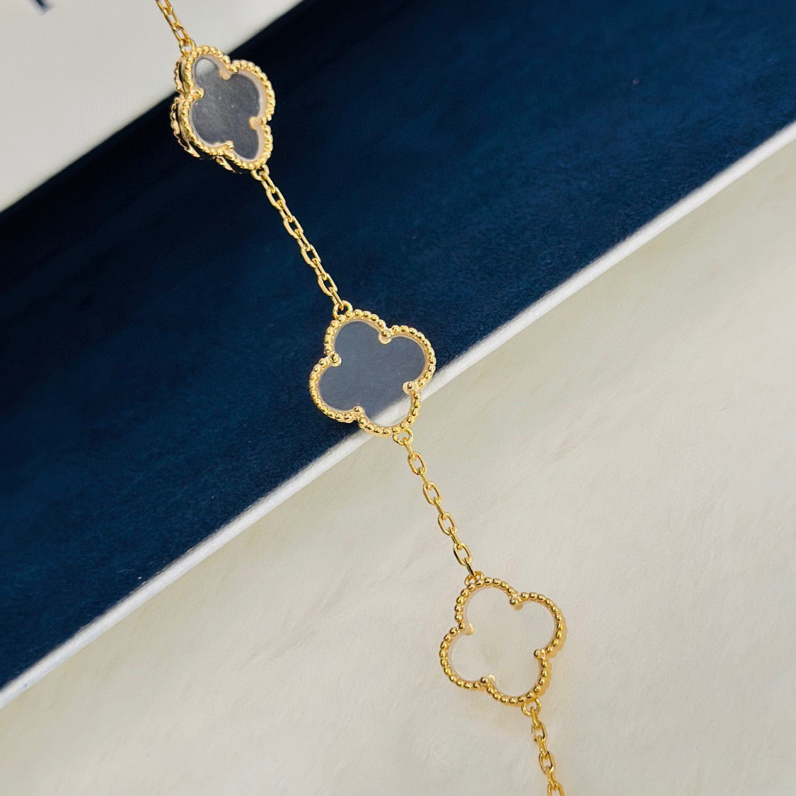 [vivabelle]CLOVER 5 MOTIF ROCK CRYSTAL PINK GOLD BRACELET