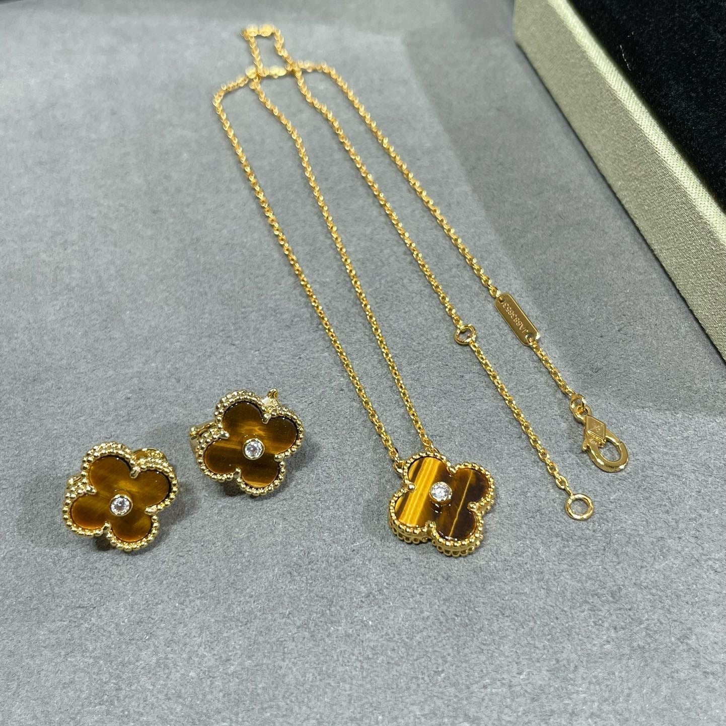 [vivabelle]CLOVER 15MM DIAMOND AND YELLOW TIGER'S EYE AGATE necklace