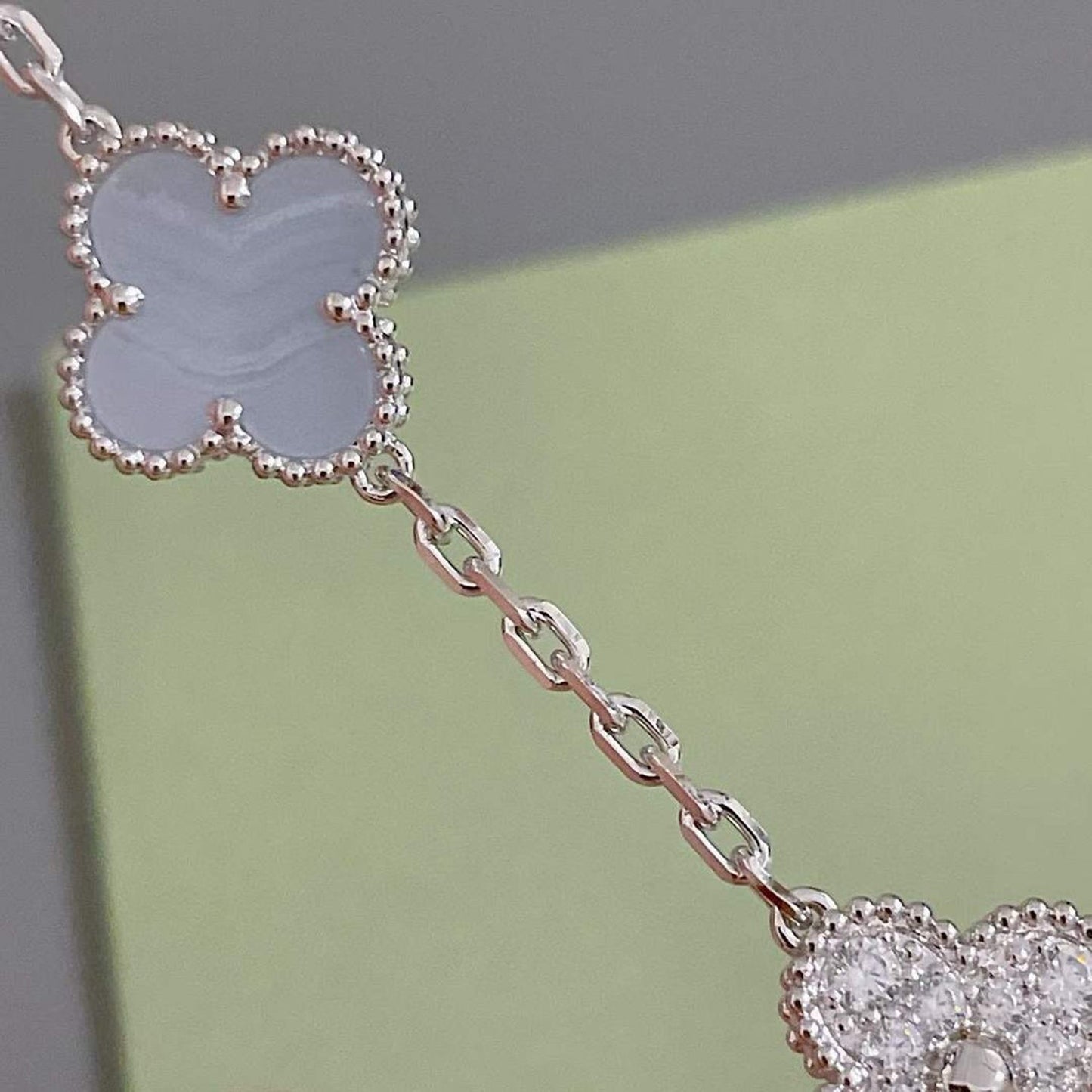 [vivabelle]CLOVER 5 MOTIV DIAMANT LILA CHALCEDON ARMBAND SILBER 