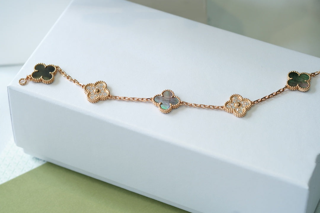 [vivabelle] Armband aus Roségold mit Kleeblatt-Motiven und Diamanten 