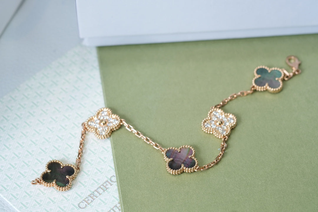 [vivabelle] Armband aus Roségold mit Kleeblatt-Motiven und Diamanten 
