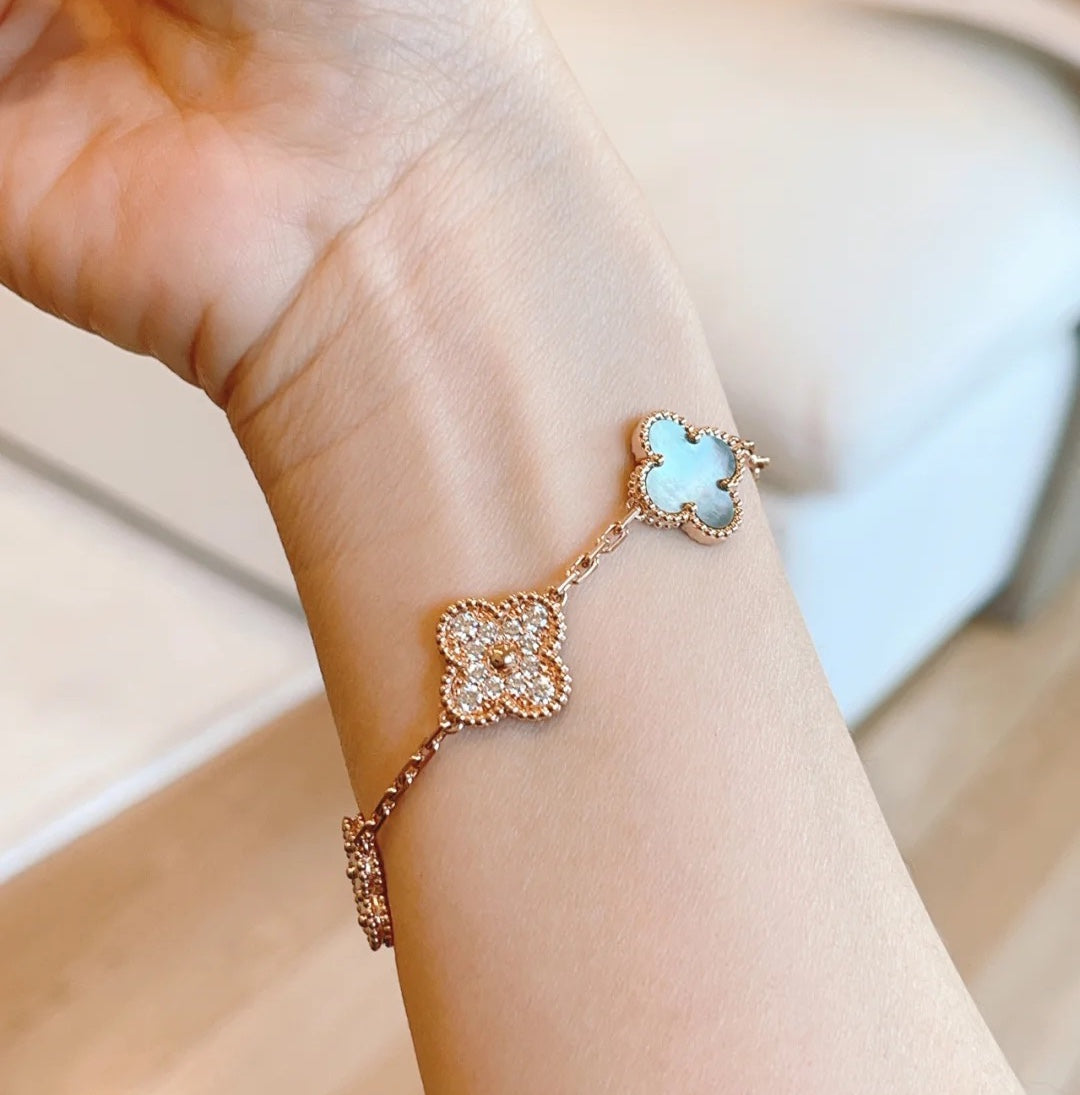 [vivabelle] Armband aus Roségold mit Kleeblatt-Motiven und Diamanten 