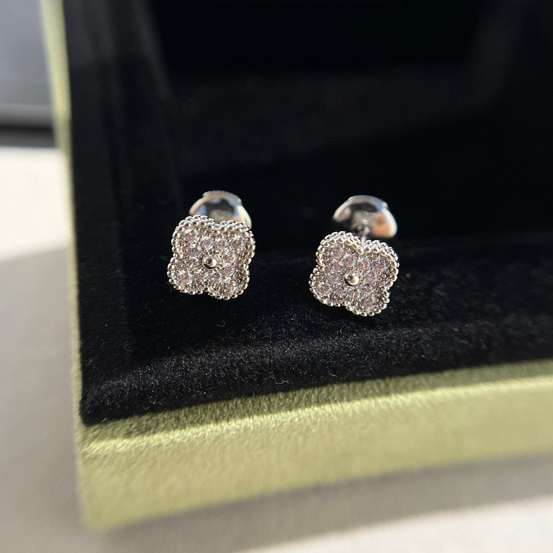 [vivabelle]CLOVER MINI DIAMOND STUD EARRINGS